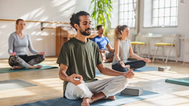 Menschen beim Yogakurs.