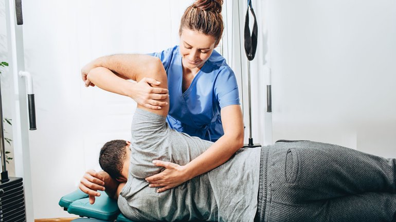 physiotherapie bei rückenschmerzen durch spinalkanalstenose