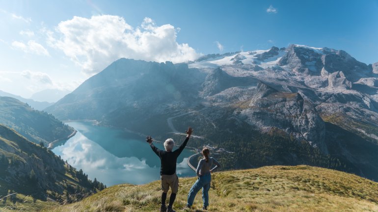 Älteres Paar beim Wandern auf dem Berggipfel