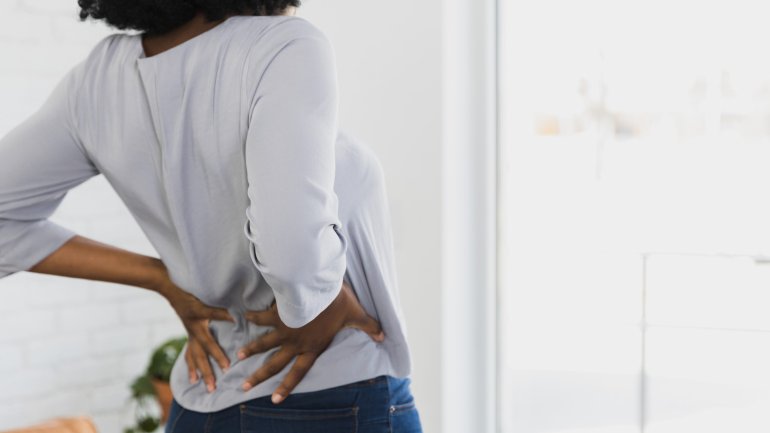 Rückenschmerzen und Hohlkreuz: Wie Betroffene nicht schlafen