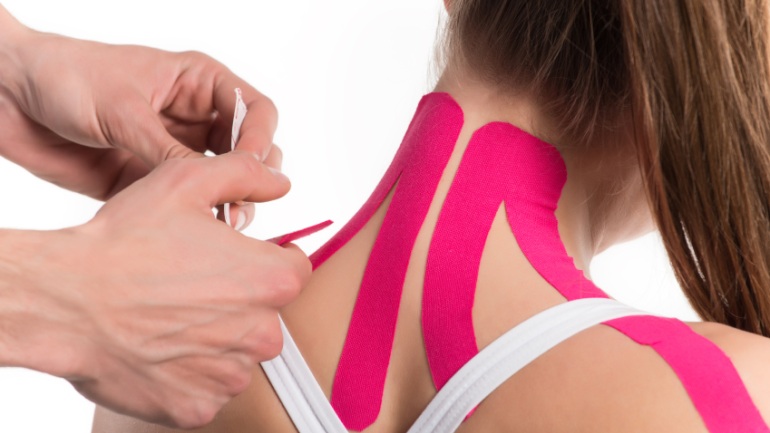 Nacken einer Frau mit Kinesio-Tape